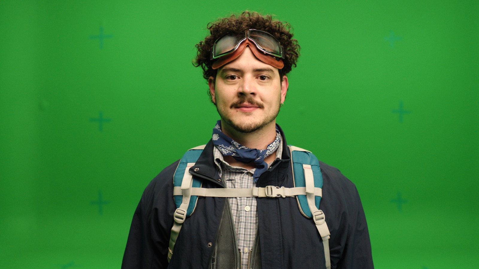 Bastidores de set: ator caracterizado diante do chroma key