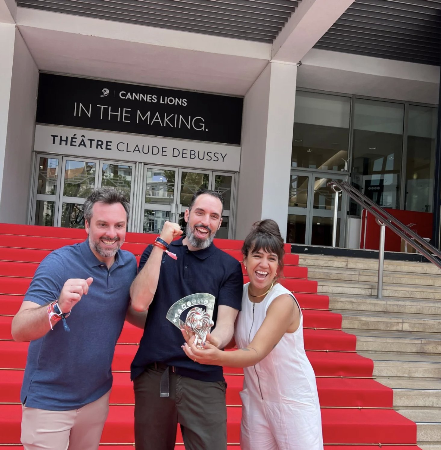 Simone de Angelis com a equipe e o Leão no tapete vermelho do Cannes Lions